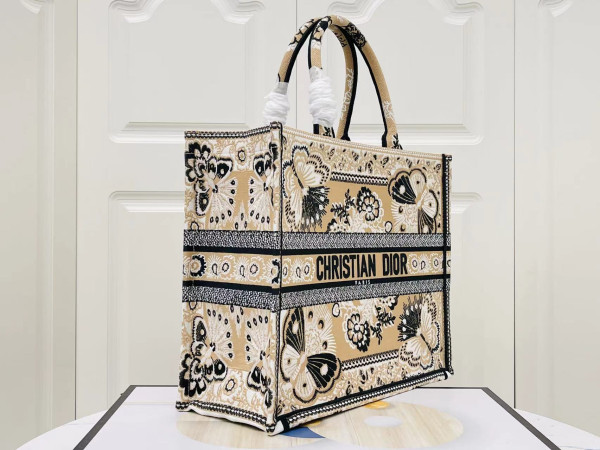 large D*or book tote