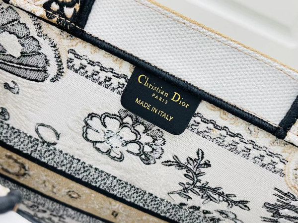 large D*or book tote