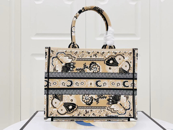 medium D*or book tote