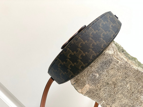 Ce**e besace cuir triomphe
