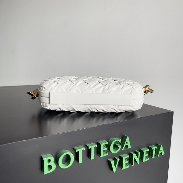 Bo*te*ga ve*ne*ta knot minaudiere on strap