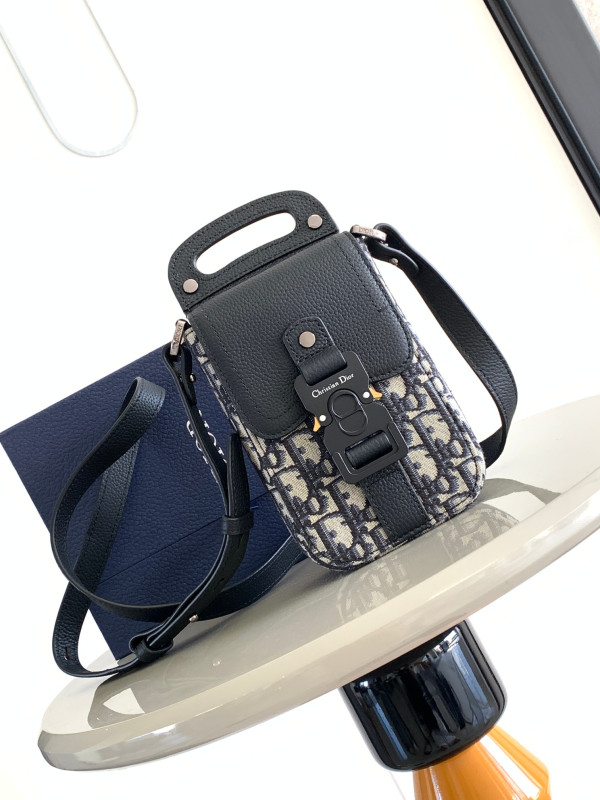 D*or saddle vertical pouch with strap