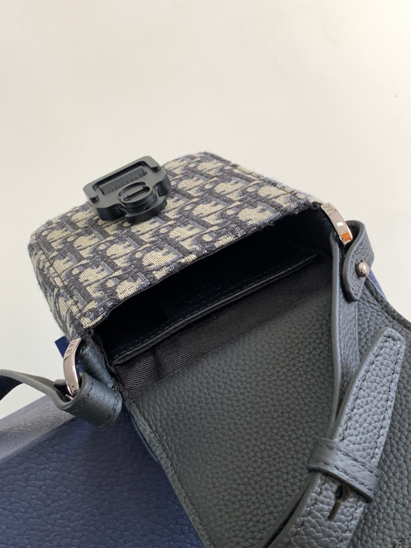 D*or saddle vertical pouch with strap