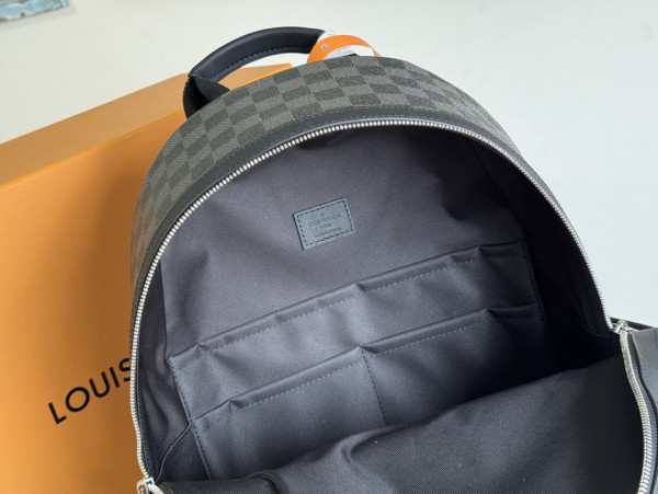 l**is V*t*n discovery backpack pm