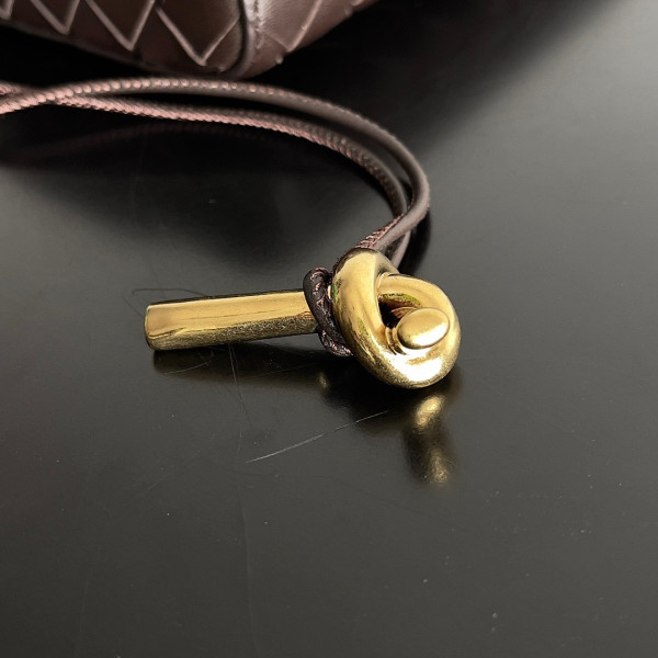 Bo*te*ga ve*ne*ta long clutch andiamo with handle