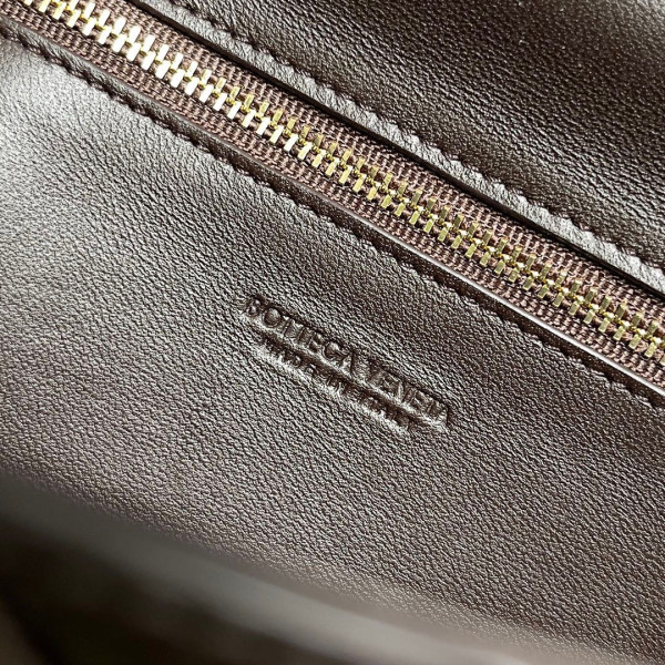 Bo*te*ga ve*ne*ta long clutch andiamo with handle