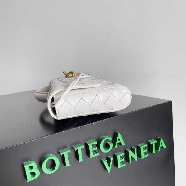 Bo*te*ga ve*ne*ta long clutch andiamo with handle