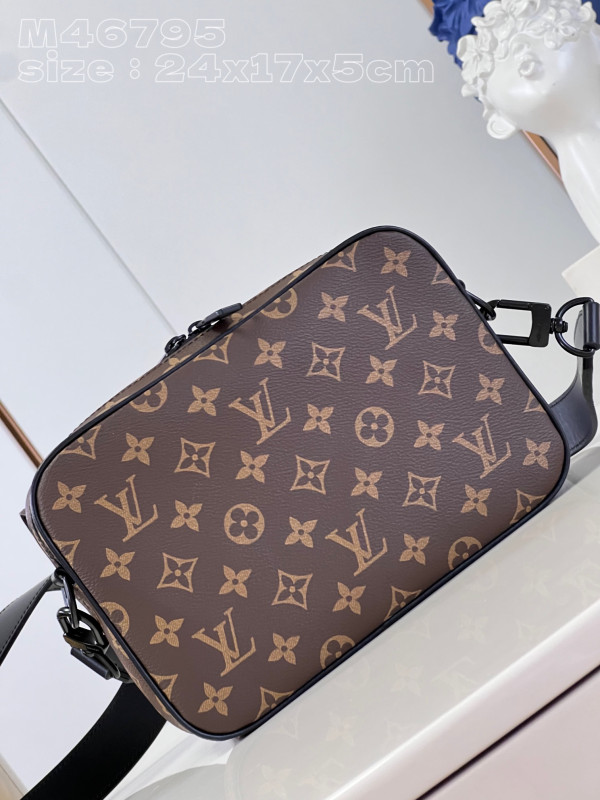 l**is V*t*n steamer wearable wallet-23.5*17*6cm