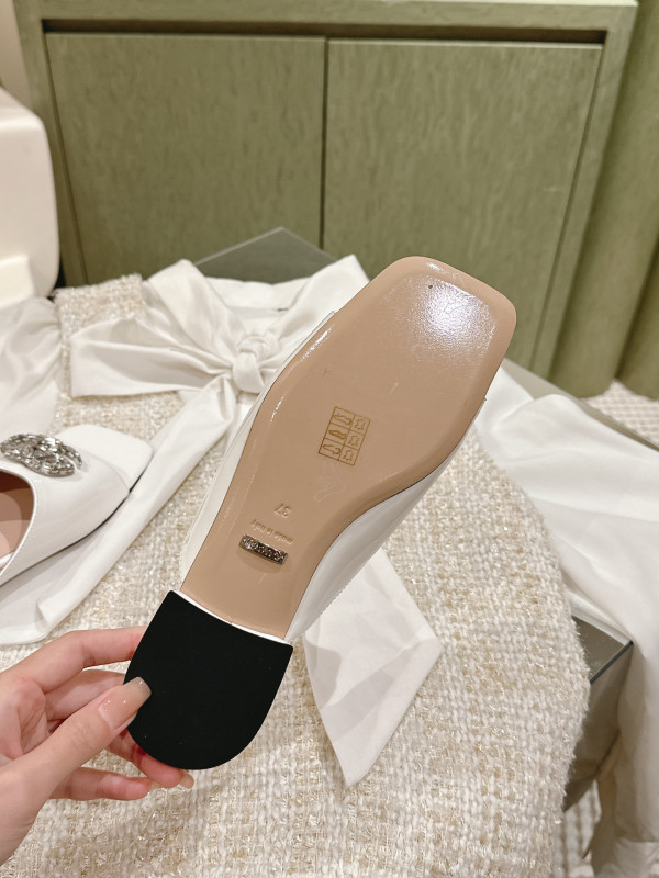 G*u*i slide sandals