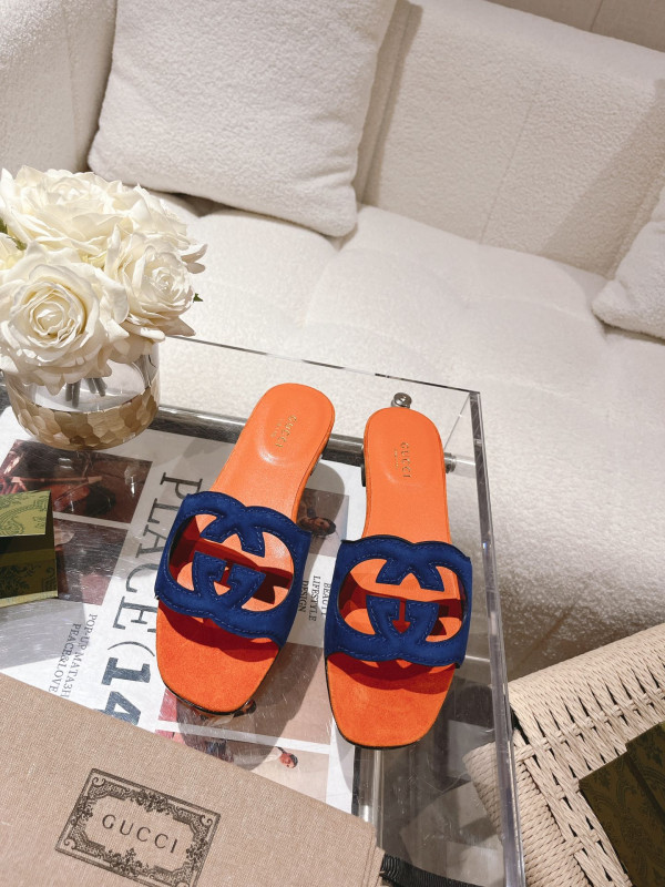 G*u*i slide sandals