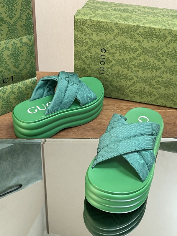 G*u*i slide sandals