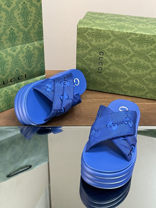 G*u*i slide sandals