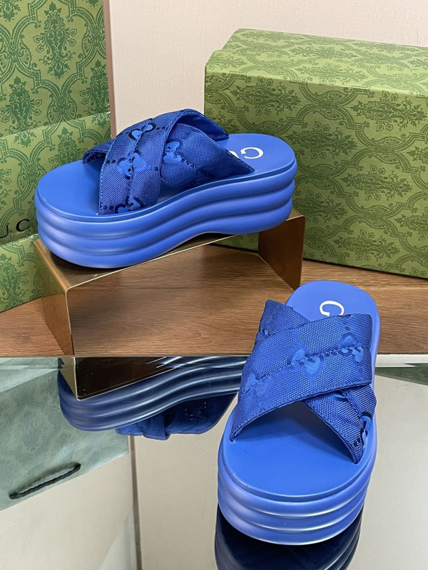 G*u*i slide sandals
