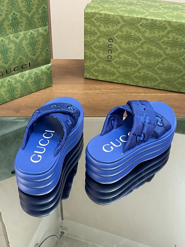 G*u*i slide sandals