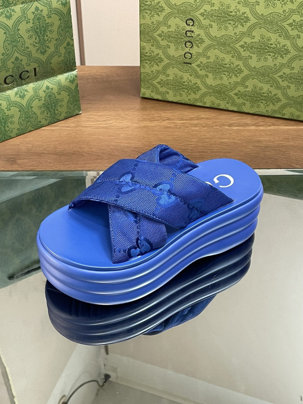 G*u*i slide sandals