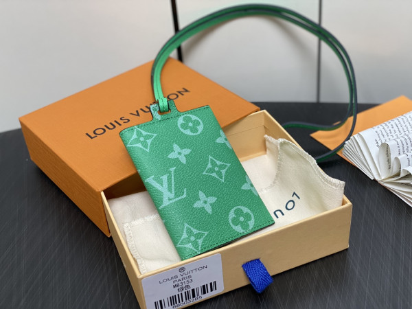 l**is V*t*n card holder necklace-7.6*10*0.5cm