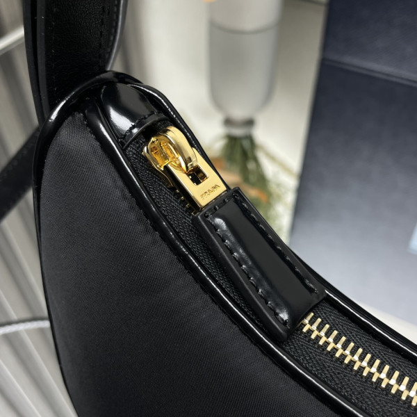 Pra*a arqué leather shoulder bag-18*16*5cm