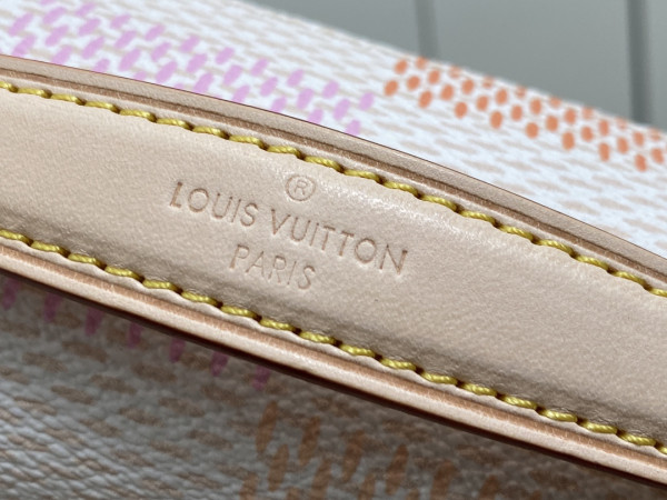 l**is V*t*n pochette metis east west