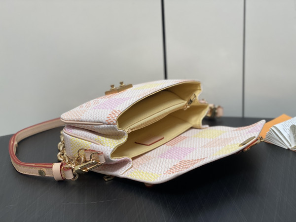 l**is V*t*n pochette metis east west