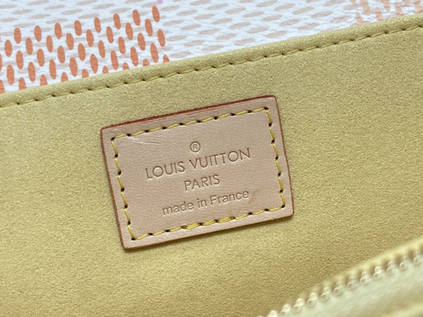 l**is V*t*n pochette metis east west