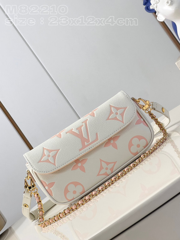 l**is V*t*n wallet on chain ivy-23.5*12*4.3cm