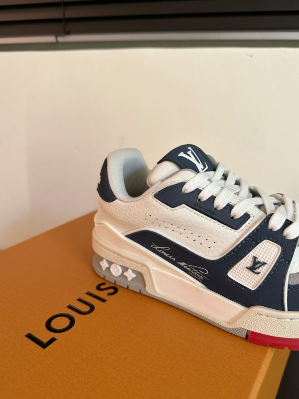l**is V*t*n sneakers