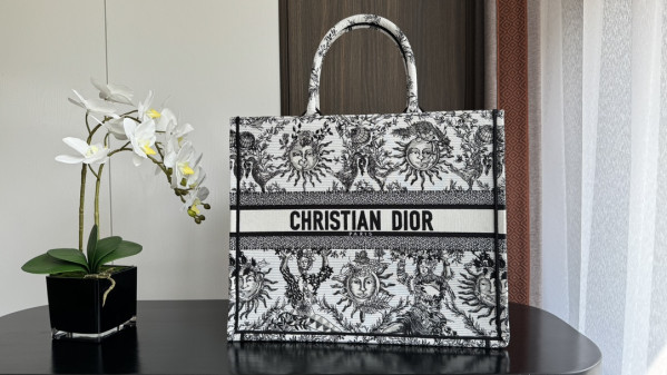 large D*or book tote-42*35*18.5cm