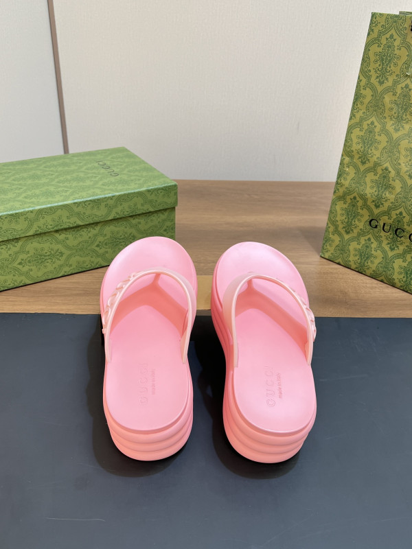 G*u*i slide sandals