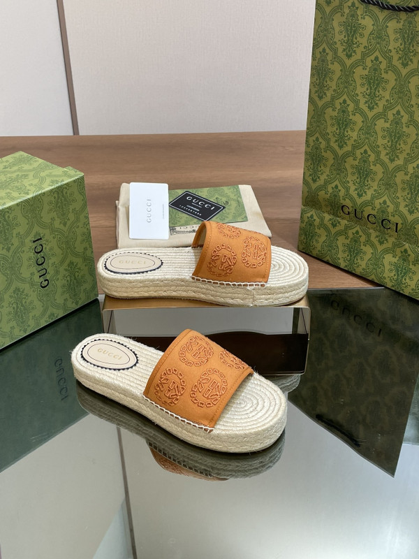 G*u*i slide sandals