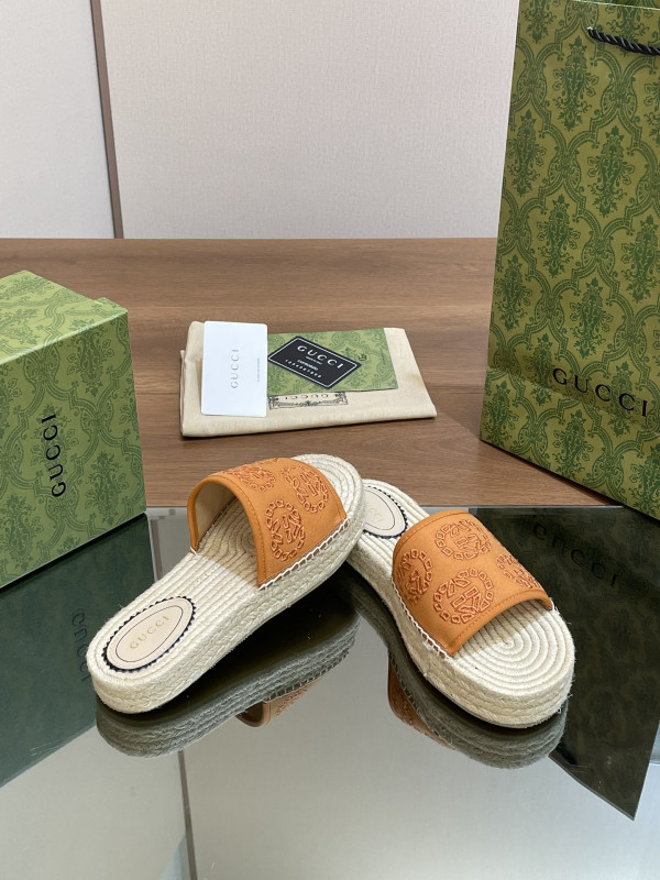 G*u*i slide sandals