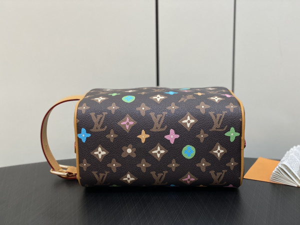 l**is V*t*n locker dopp kit bag-23*13*12cm