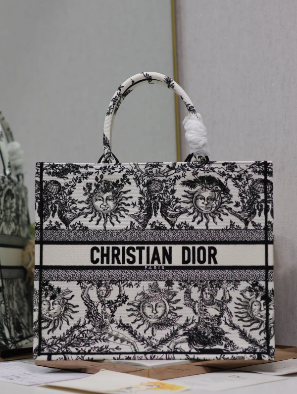 large D*or book tote-42*35*18.5cm
