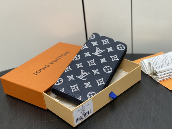 l**is V*t*n zippy wallet-10*20*2 cm