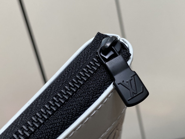 l**is V*t*n pochette to-go-30*21.5*2cm