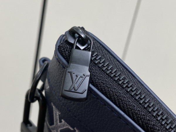 l**is V*t*n pochette to-go-30*21.5*2cm