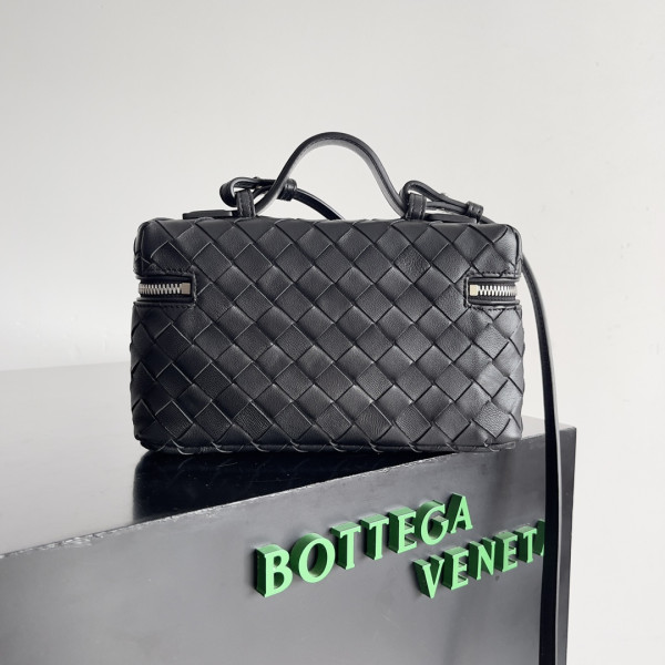 Bo*te*ga ve*ne*ta vanity case crossbody bag