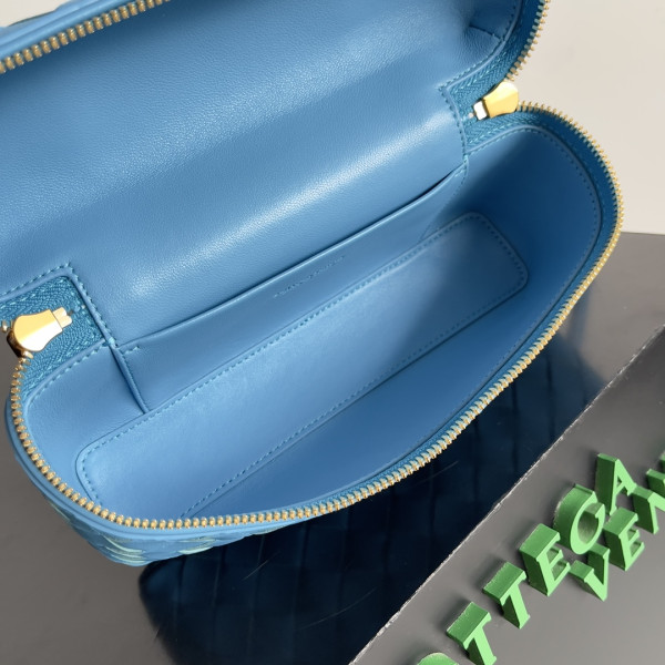 Bo*te*ga ve*ne*ta vanity case crossbody bag