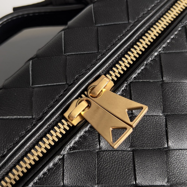 Bo*te*ga ve*ne*ta vanity case crossbody bag