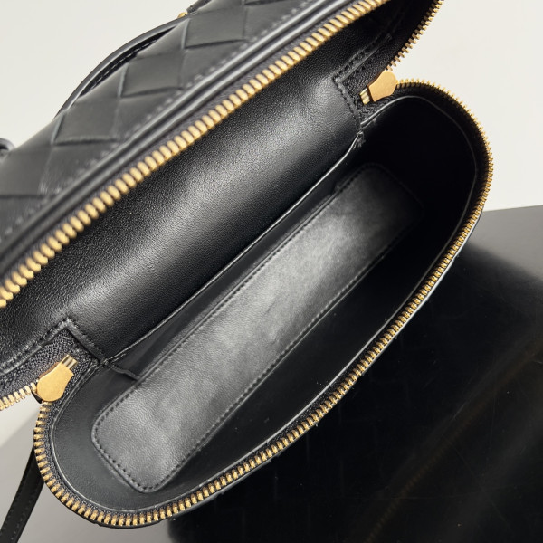 Bo*te*ga ve*ne*ta vanity case crossbody bag
