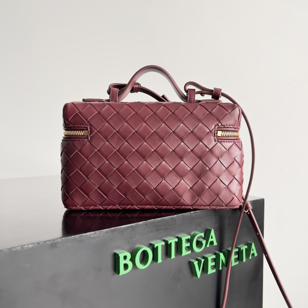 Bo*te*ga ve*ne*ta vanity case crossbody bag