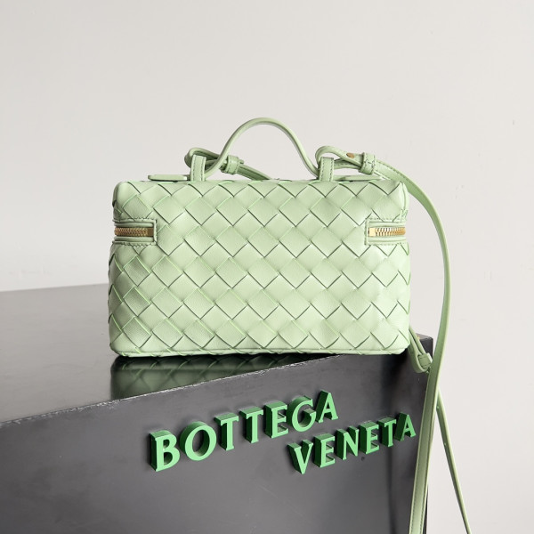 Bo*te*ga ve*ne*ta vanity case crossbody bag