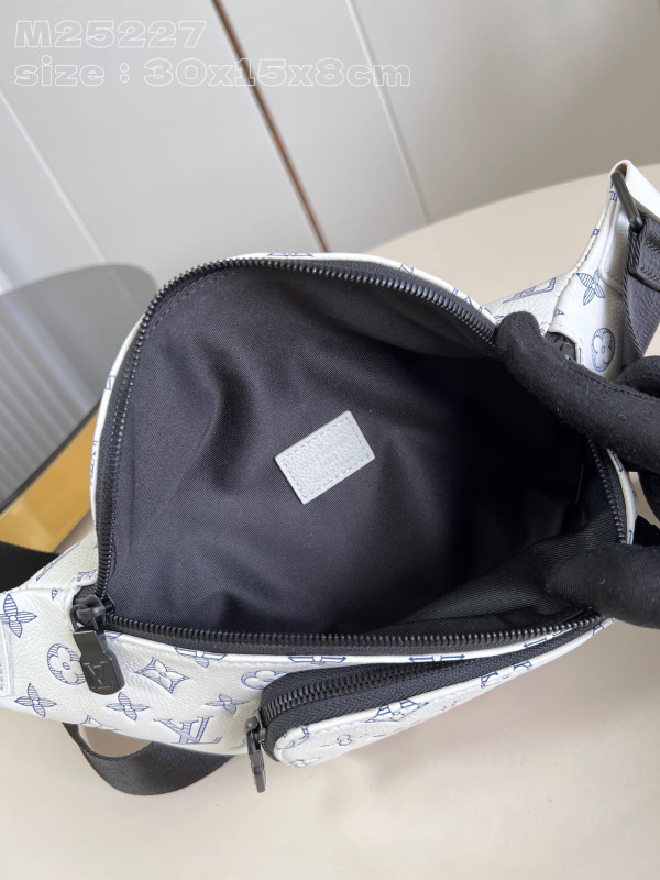 l**is V*t*n rush bumbag-30*15*8cm