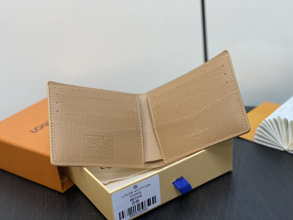 l**is V*t*n slender wallet-11*8.5*2cm