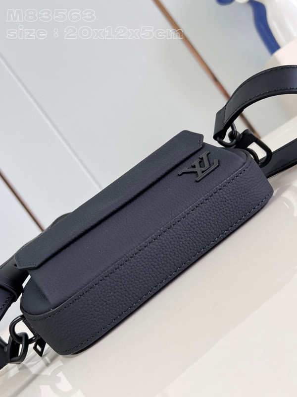 l**is V*t*n pilot wearable wallet-20*12*5.5cm