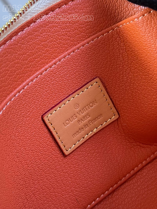 l**is V*t*n pochette cosmétique pm