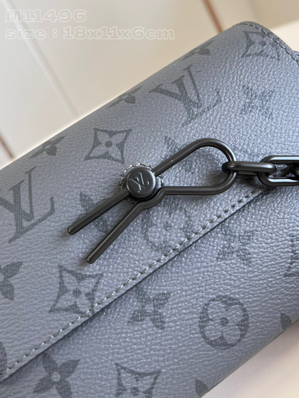 l**is V*t*n steamer wearable wallet-18*11*6.5cm