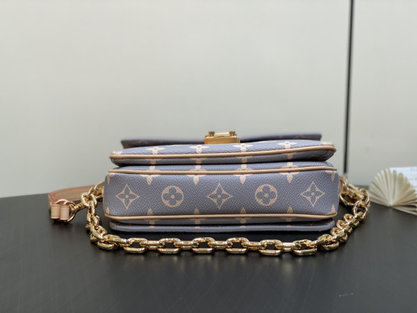 l**is V*t*n pochette metis east west