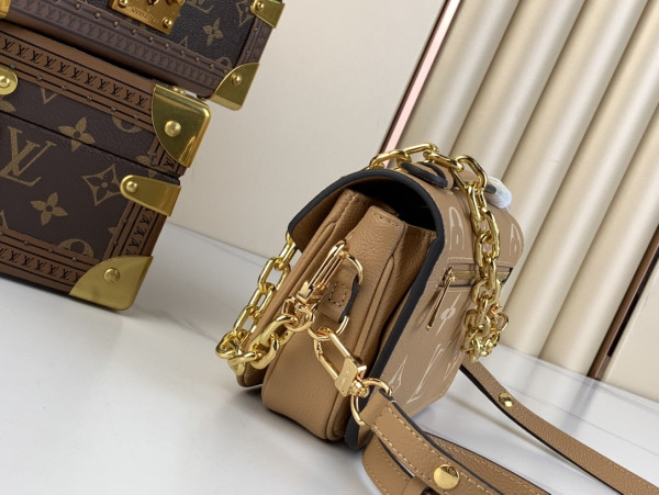 l**is V*t*n pochette metis east west