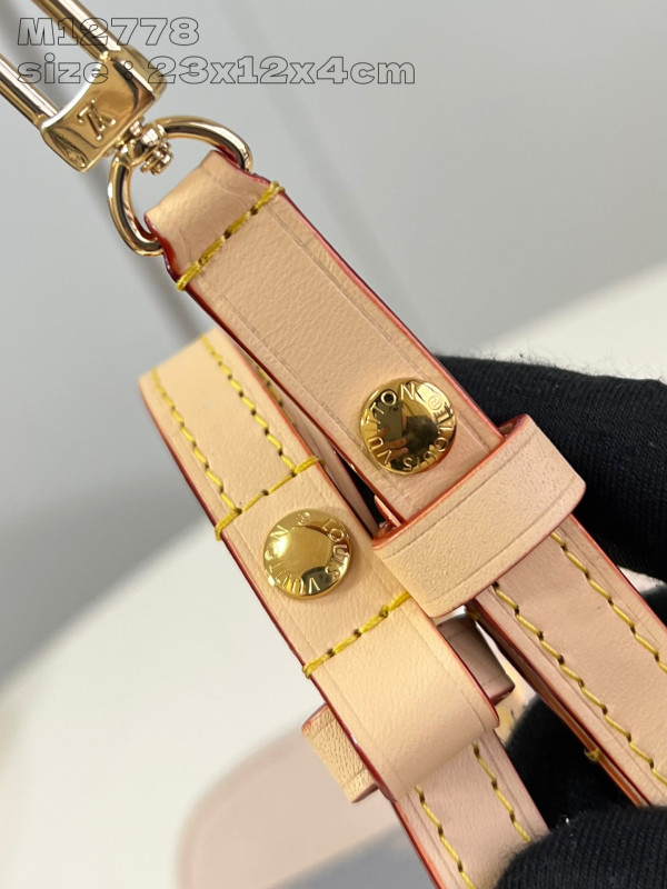 l**is V*t*n wallet on chain ivy-23.5*12*4.3cm