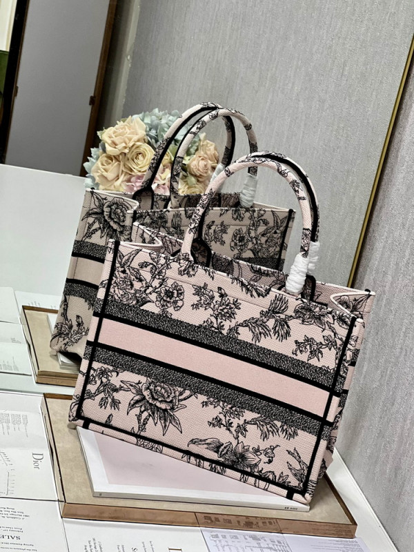 medium D*or book tote